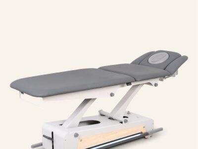 naggura SWOP 5 PRO Therapieliege in grau mit weißem Gestell von schräg vorne mit hochgestelltem TWINLift-Kopfteil
