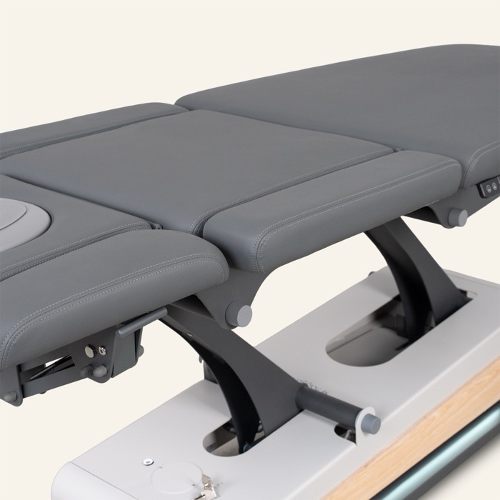 Seitenpolster und Mechanik des Mittelteils der naggura SWOP 7 EVO Therapieliege