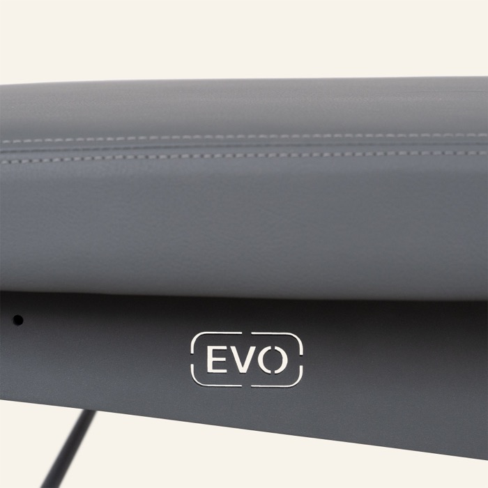 EVO-Logo am Rahmen der naggura SWOP 7 EVO Therapieliege mit Sattelstichnaht